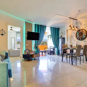 https://dreamy-sunset-los-cristianos-first-line-by-sea-pool-wi-fi.in-canary-islands.com